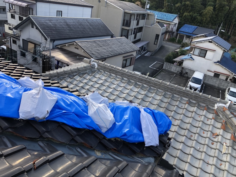 台風後応急処置として覆ったブルーシート