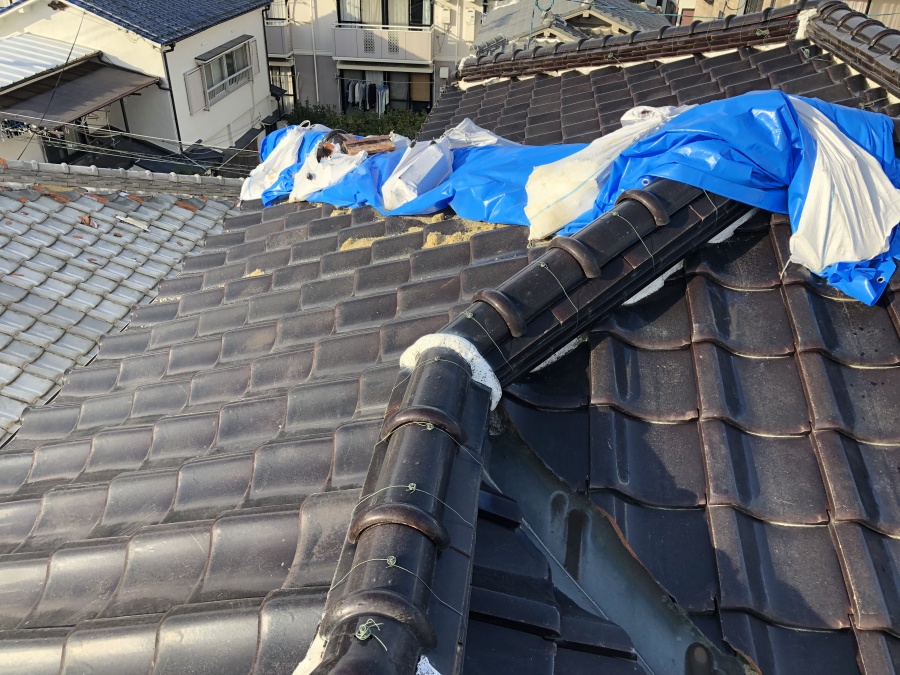 台風後応急処置として覆ったブルーシート
