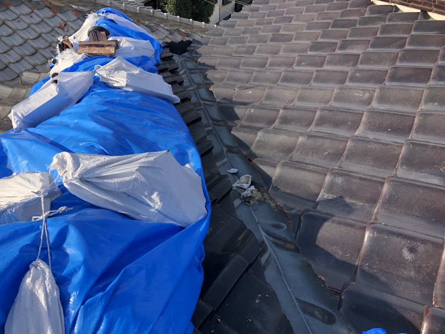台風後応急処置として覆ったブルーシート