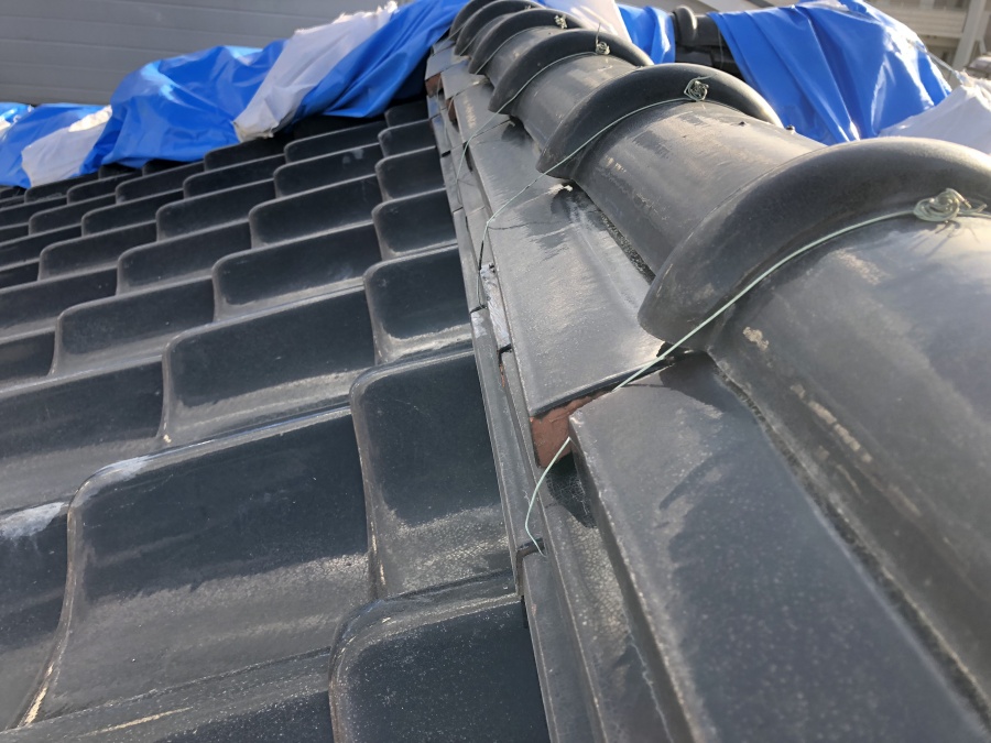 台風の強風で崩れた棟の熨斗瓦