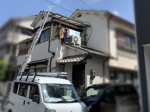屋根にはしごをかけて調査開始