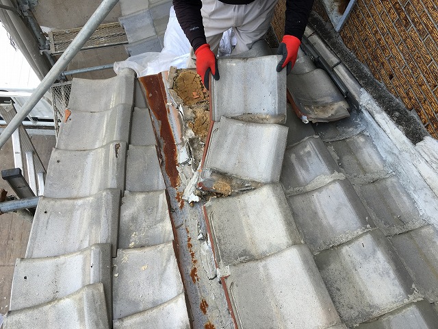 下屋根の瓦を撤去