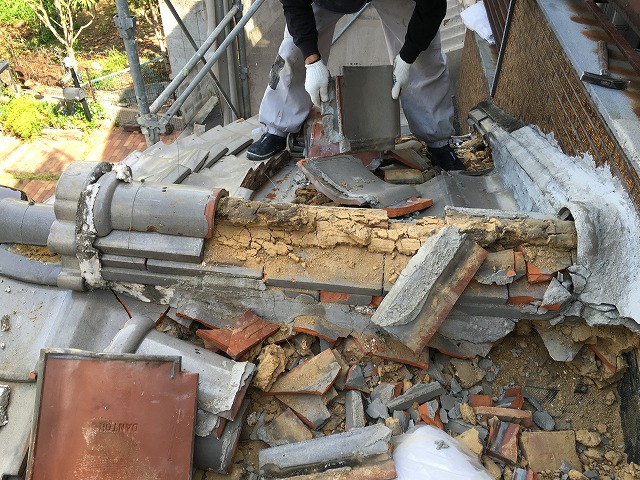 下屋根の棟瓦を解体