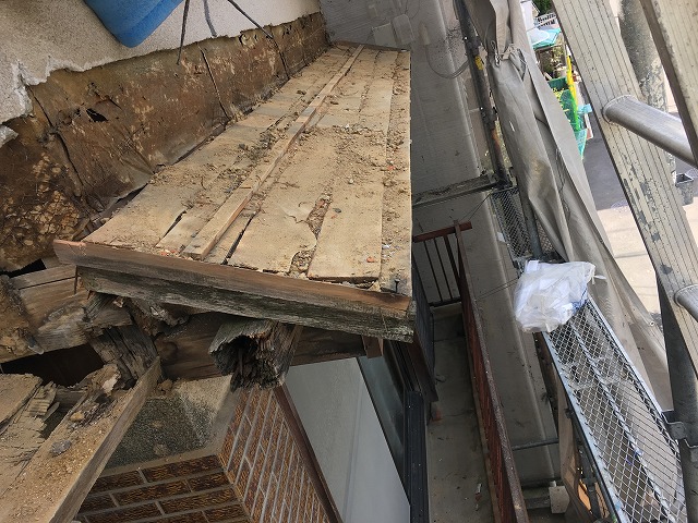 瓦撤去後の下屋根