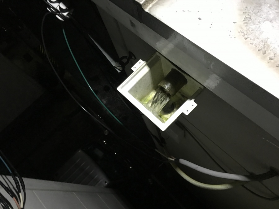 ボールをとると屋根に溜まった雨水が一気に放流