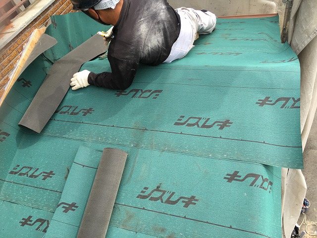 下屋根に施工中の防水紙