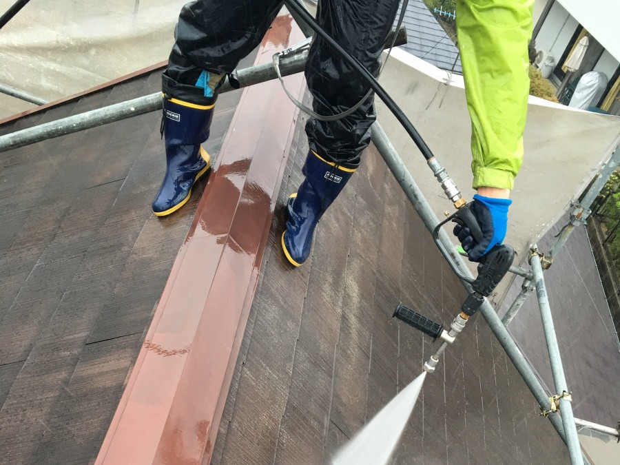 足場と安全帯を使用しての作業