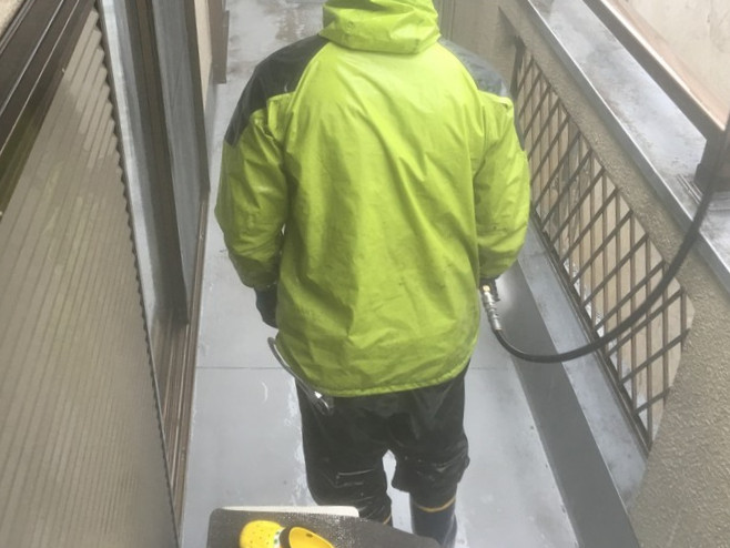 高圧洗浄後、周囲に飛散した汚れを掃除