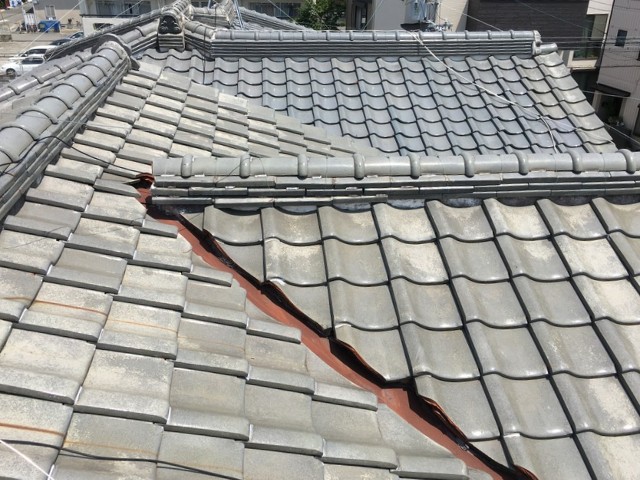 葺き替え前の土葺き瓦屋根