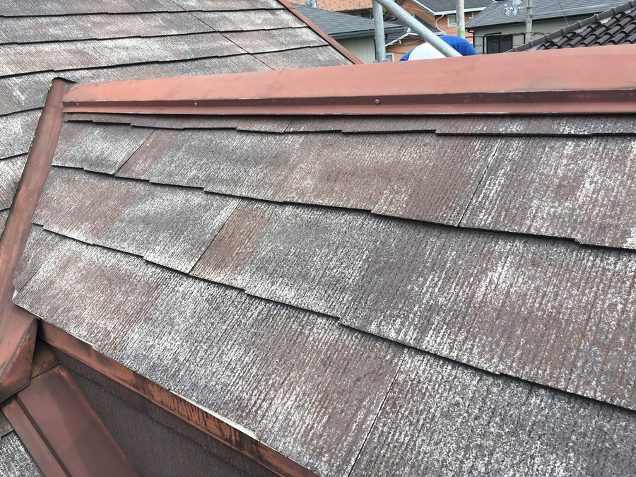 劣化により反り返った屋根材