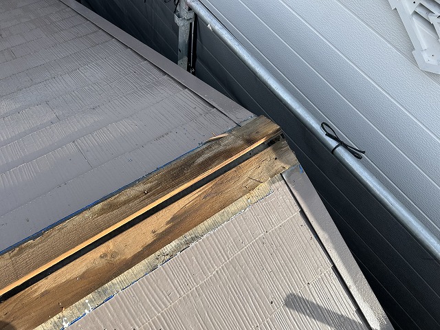 棟板金撤去後のコロニアル屋根