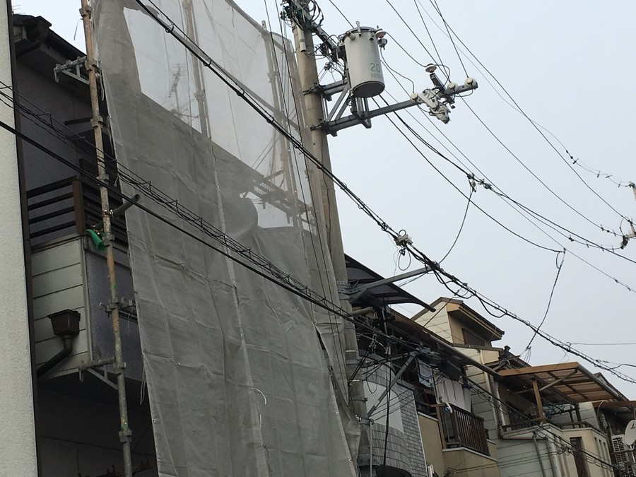 建物の一面だけに架けた足場