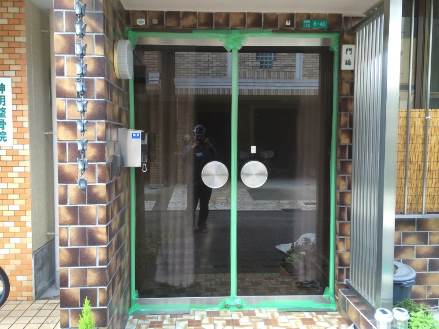 マスキングテープで養生したガラス扉