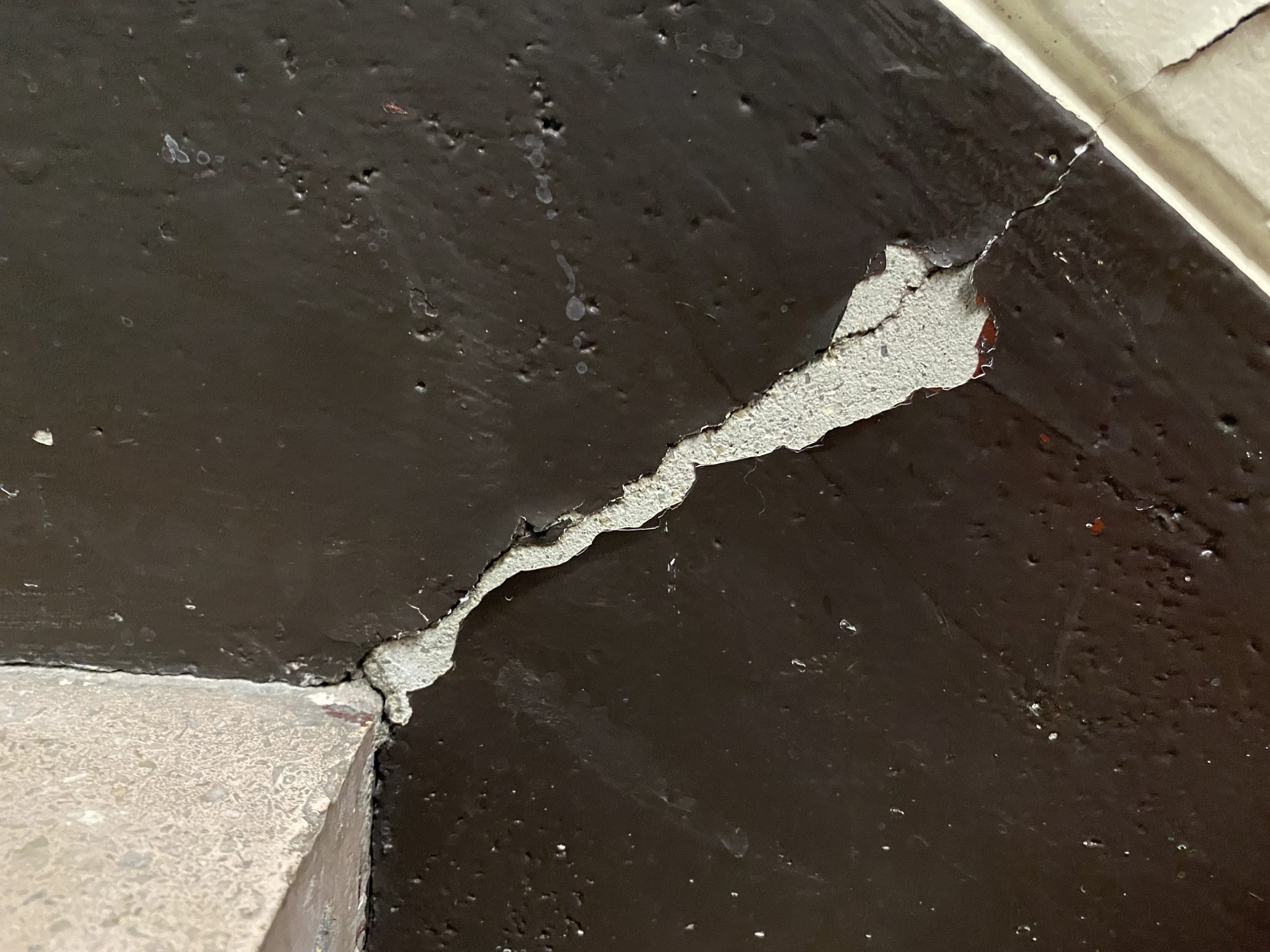 階段腰壁クラック塗膜剥がれ