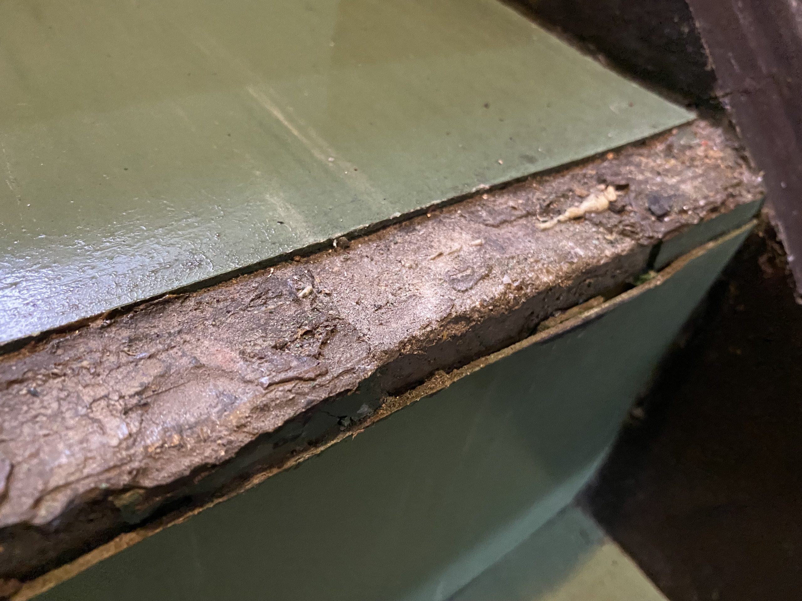 階段の滑り止めステップの剥がれ