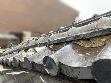 漆喰が剥がれてむき出しになった葺き土