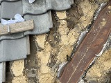 瓦下に雨水が回り込み濡れている