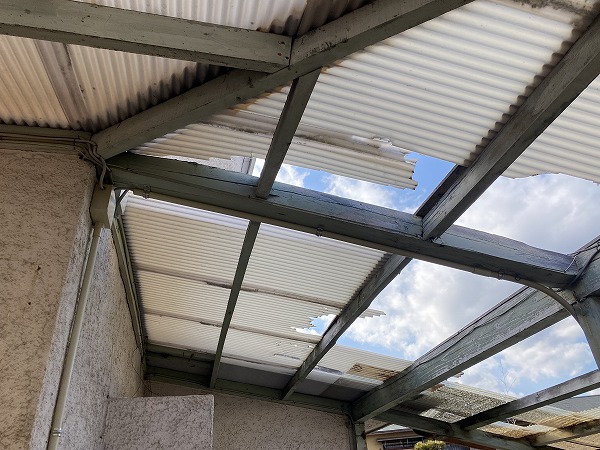 強風により波板がなくなっています