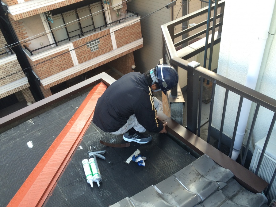 新しいパラペット笠木板金取り付け