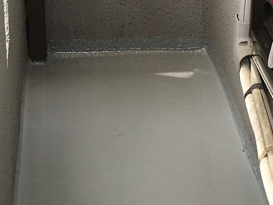 ベランダ屋根のウレタン防水施工中