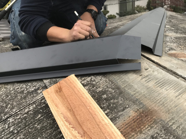 棟板金の現場加工中