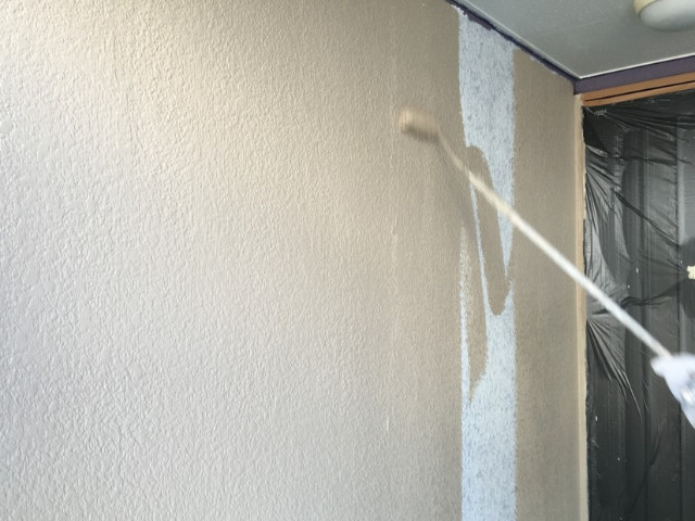 ビルトインガレージの塗装中