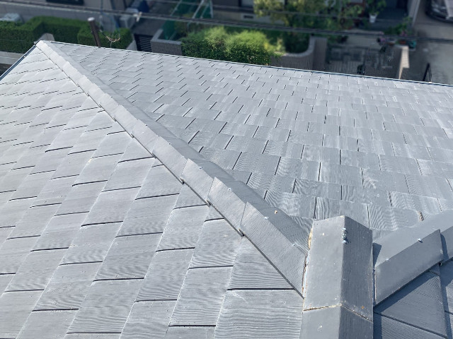 雨漏りの真上に設置されたスレート瓦