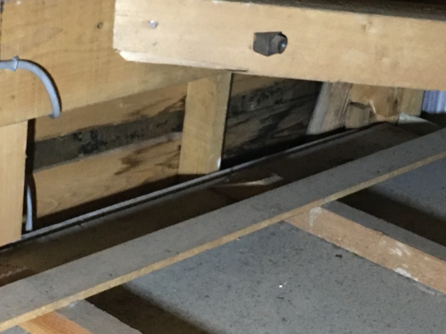 雨水が滲んだ屋根裏