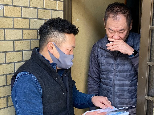 屋根修理についてお客様とお話合い