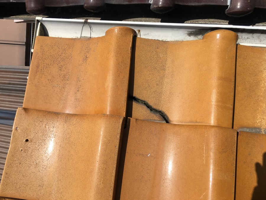 雨漏り点検時に発見した瓦割れ