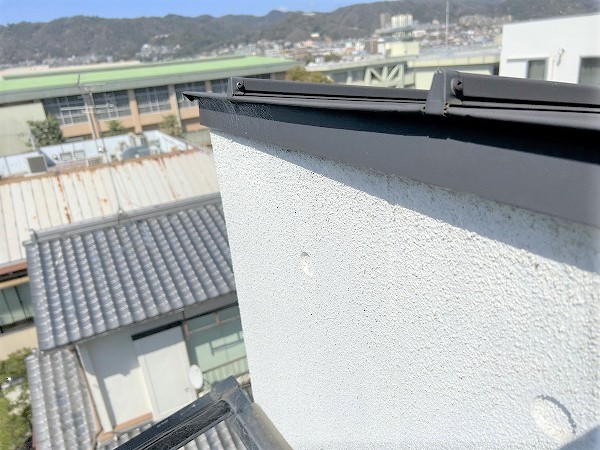 唐草と立平の隙間が屋根頂点にある状態です。