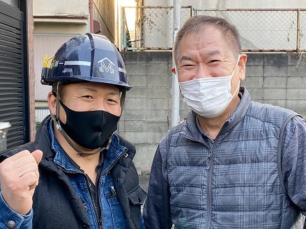 屋根修理後にお客様と記念撮影