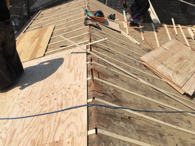 屋根の下地調整中