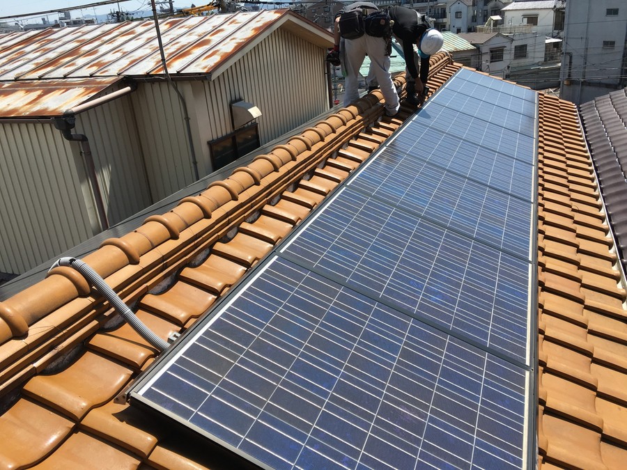 瓦屋根に設置された太陽光パネル