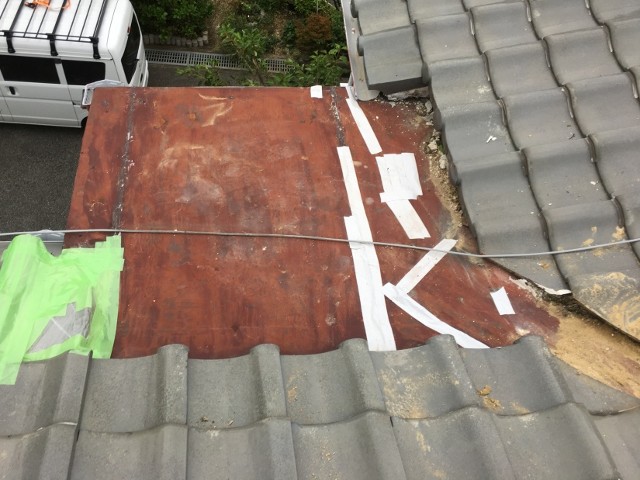 錆びた金属屋根と谷板金