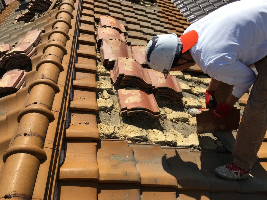 既存の瓦の撤去