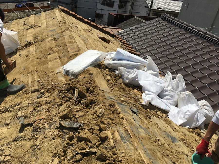 既存葺き土の撤去