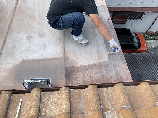 金属屋根にプライマー塗布