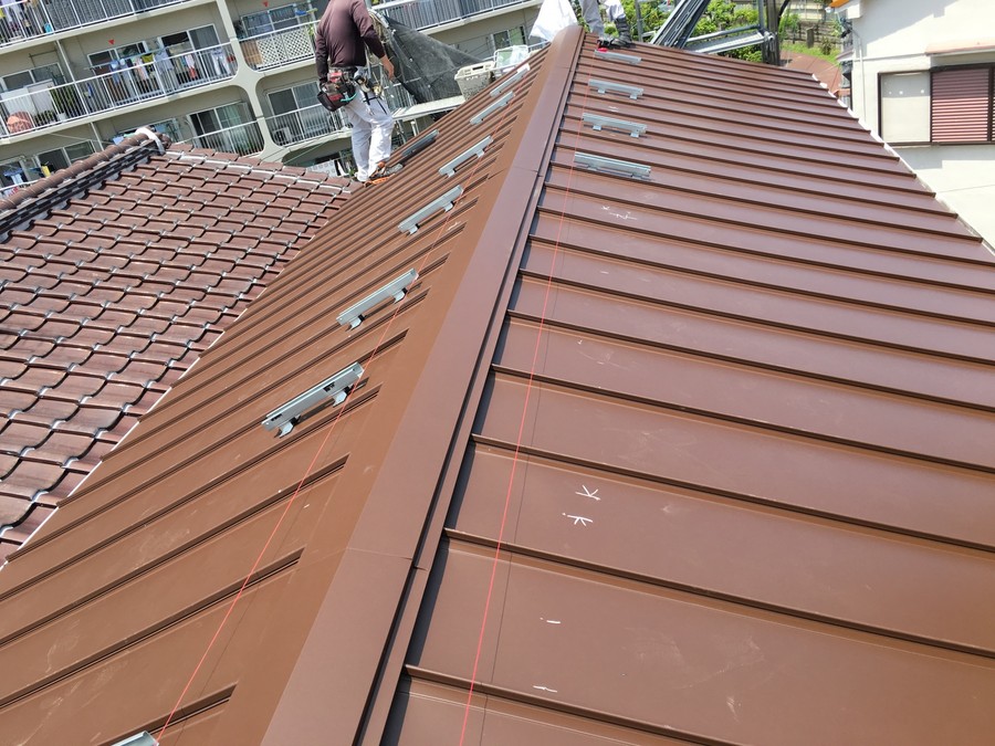 太陽光パネルの復旧中