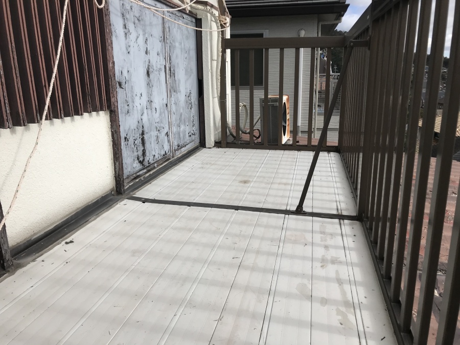 劣化の進んだベランダ