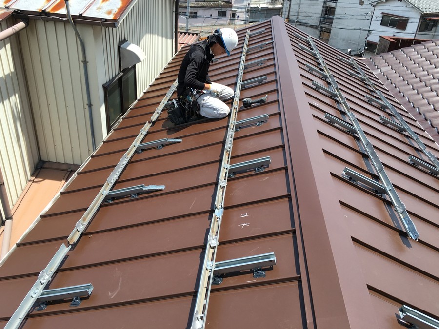 太陽光パネルの復旧中