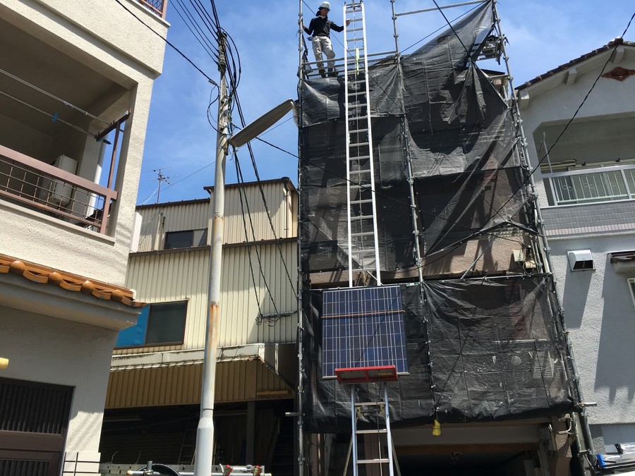 太陽光パネルを搬入中