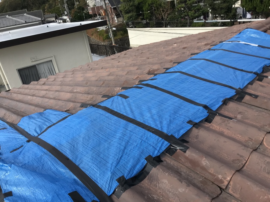 劣化した金属屋根をブルーシートでカバー