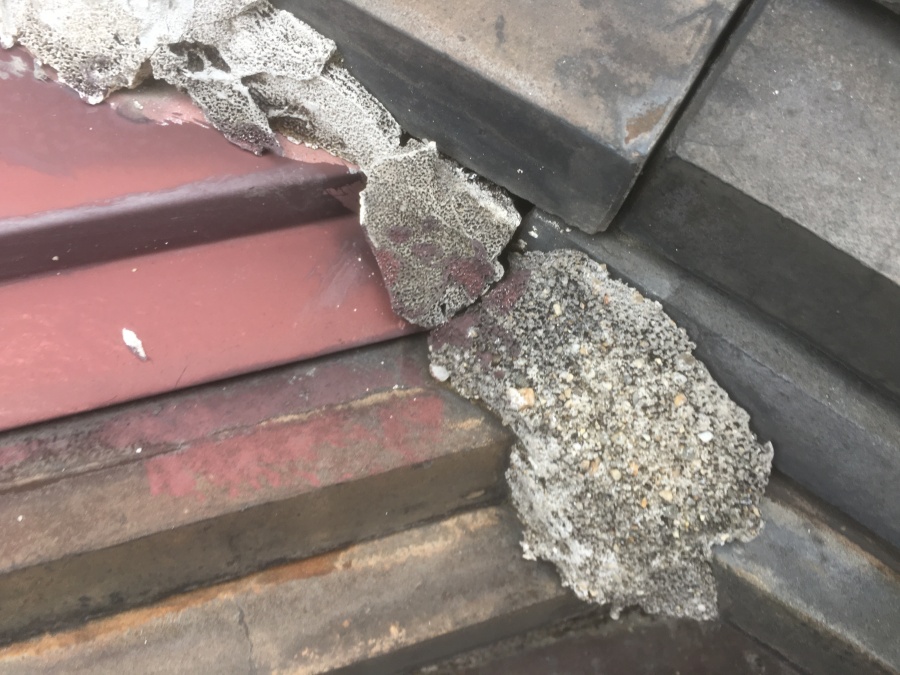 隅棟と壁際に施工されている剥がれかけた漆喰