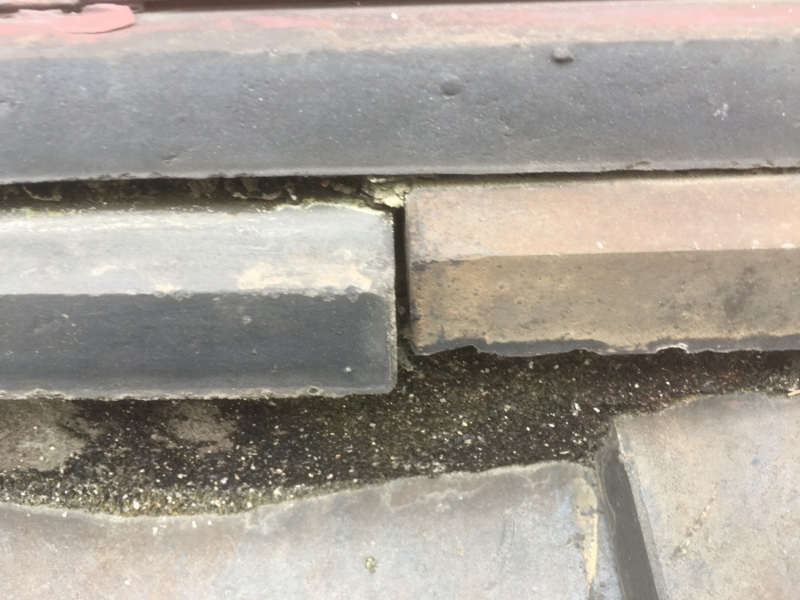 熨斗瓦のズレと漆喰はがれ