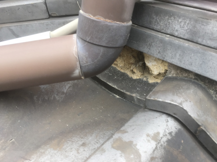 熨斗瓦の下の漆喰はがれ