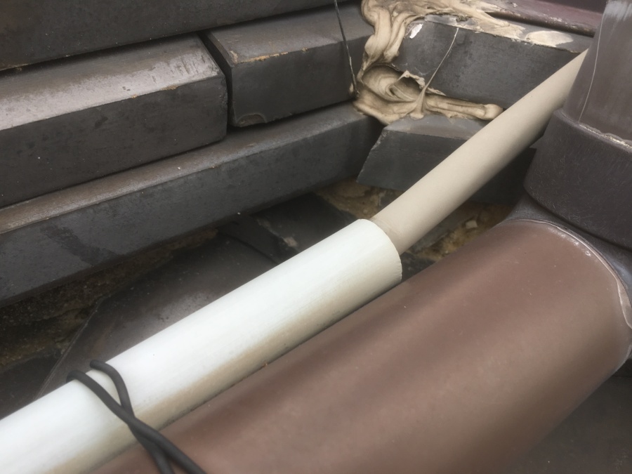 劣化した瓦屋根と下り棟