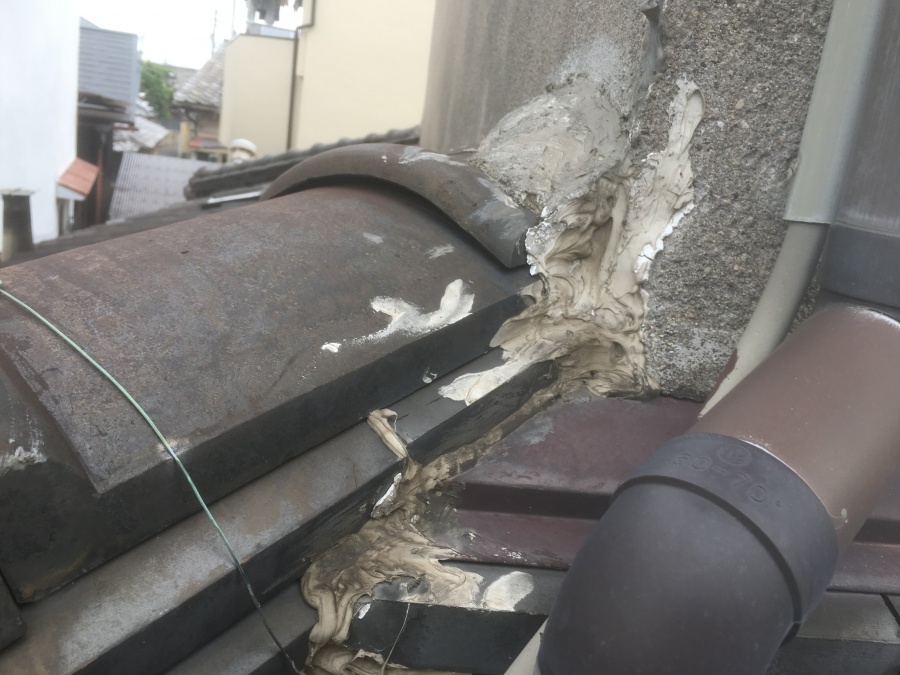 劣化した瓦屋根と下り棟