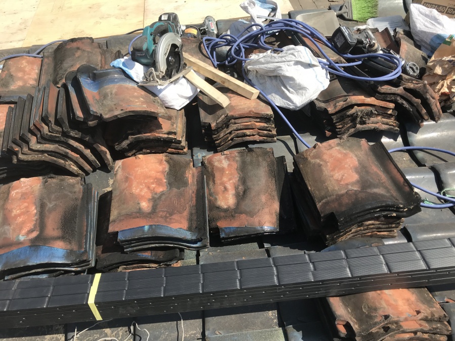 樹脂製桟木、煤のついた瓦