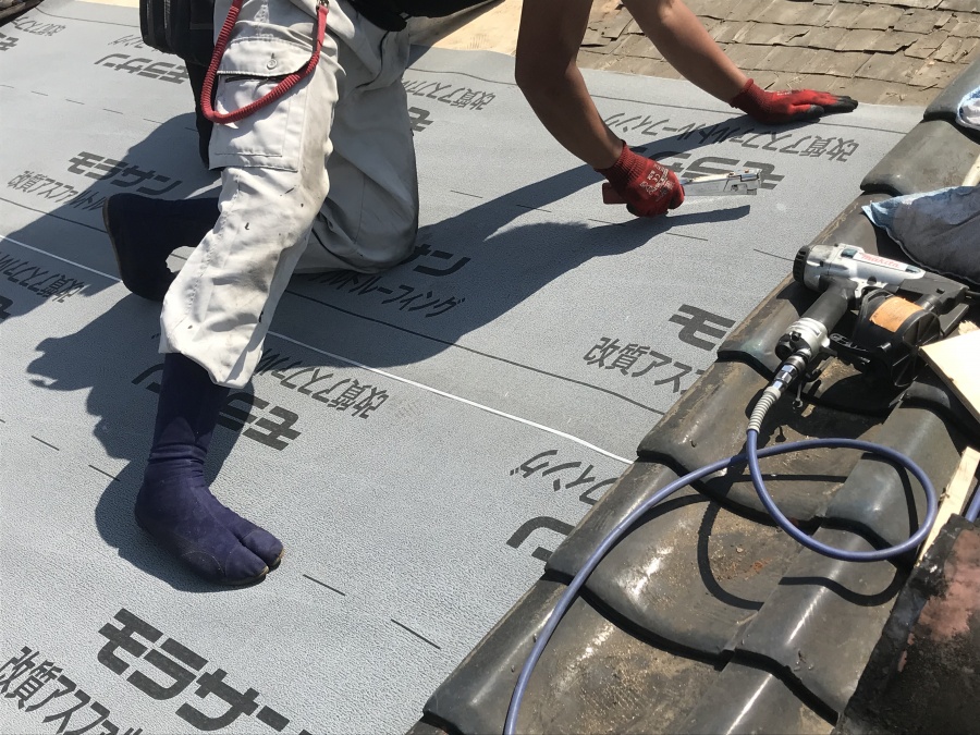 タッカーで防水シートを留めつけます。